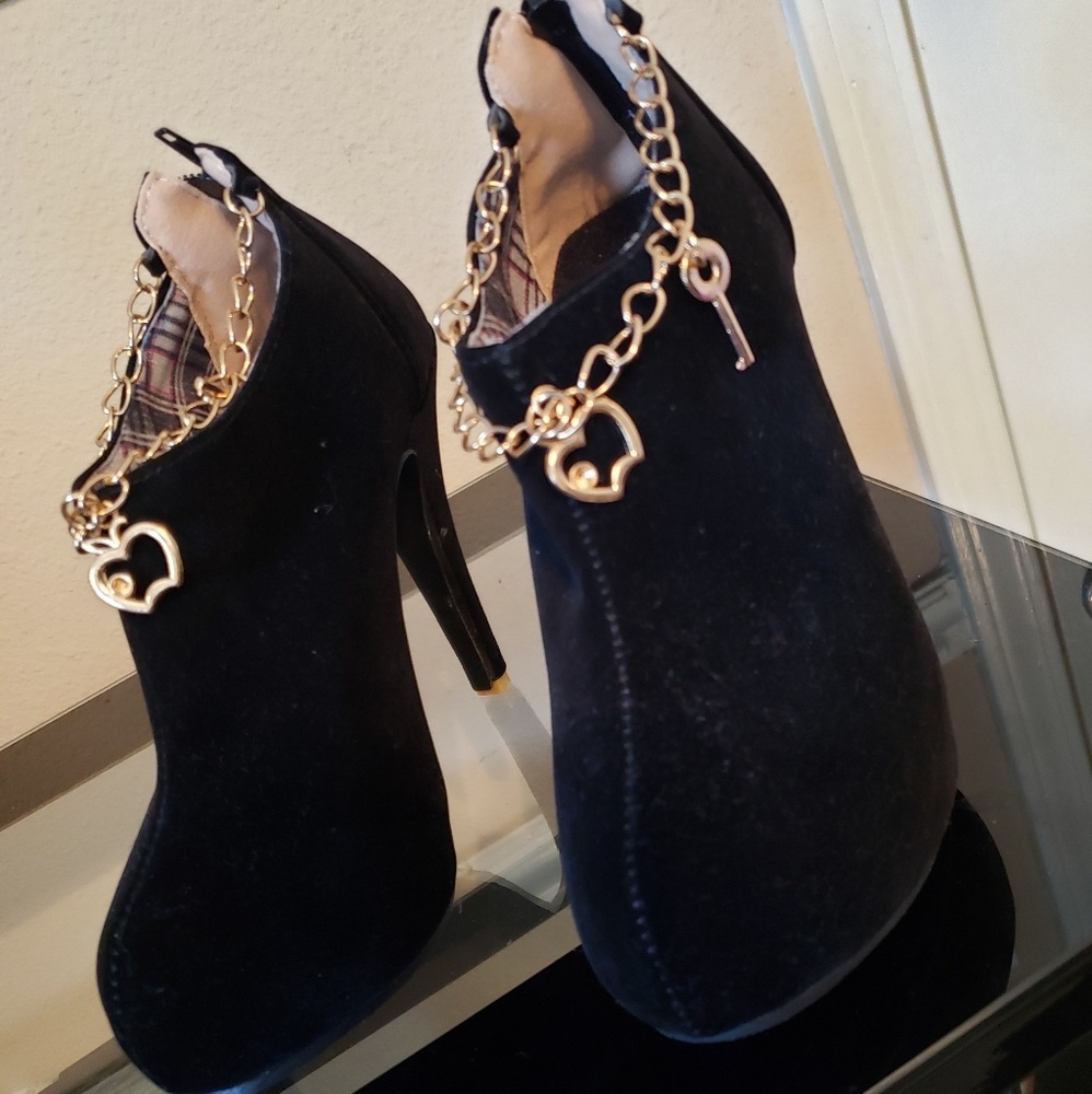 BRAND NEW black bootys size 5